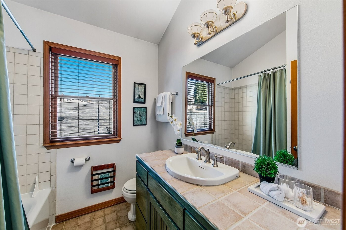 3532 Meridian Avenue N, Seattle, WA 98103