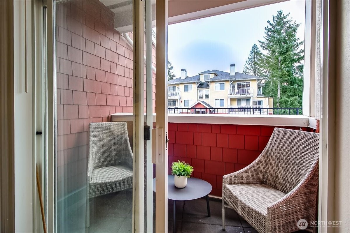 517 225th Lane NE #E102, Sammamish, WA 98074