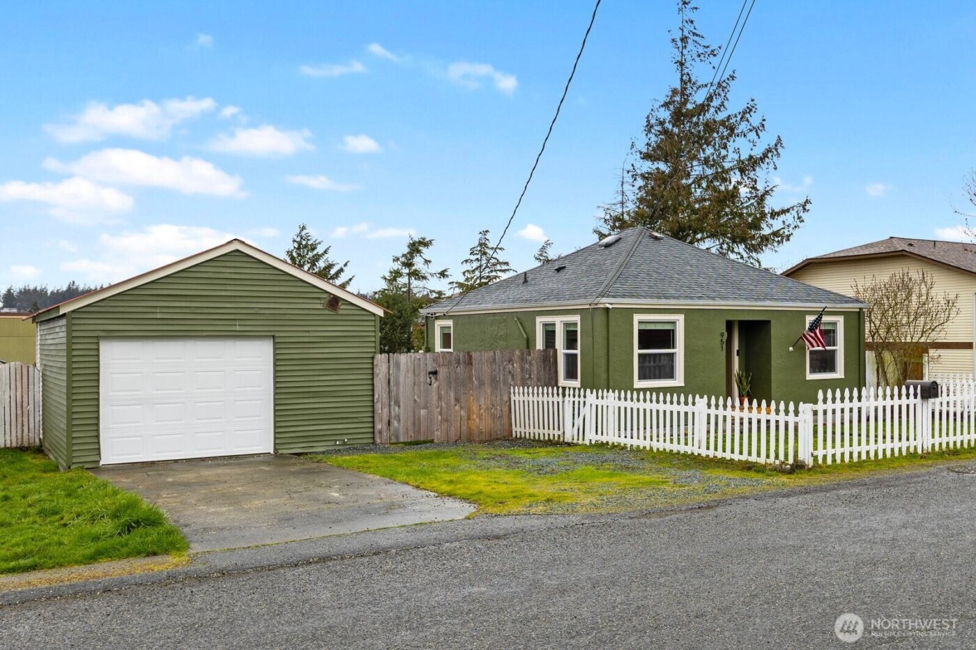 951 SE Dock Street , Oak Harbor, WA 98277