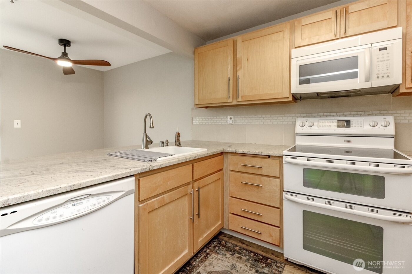 28606 16th Avenue S #303, Federal Way, WA 98003-3636