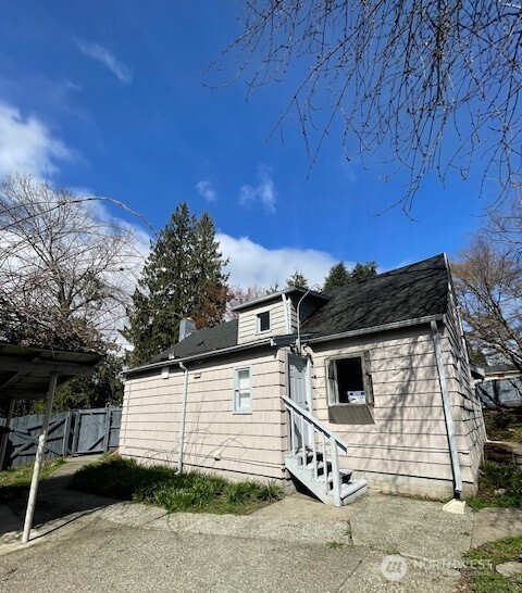 6221 S 129th Street , Seattle, WA 98178-4621