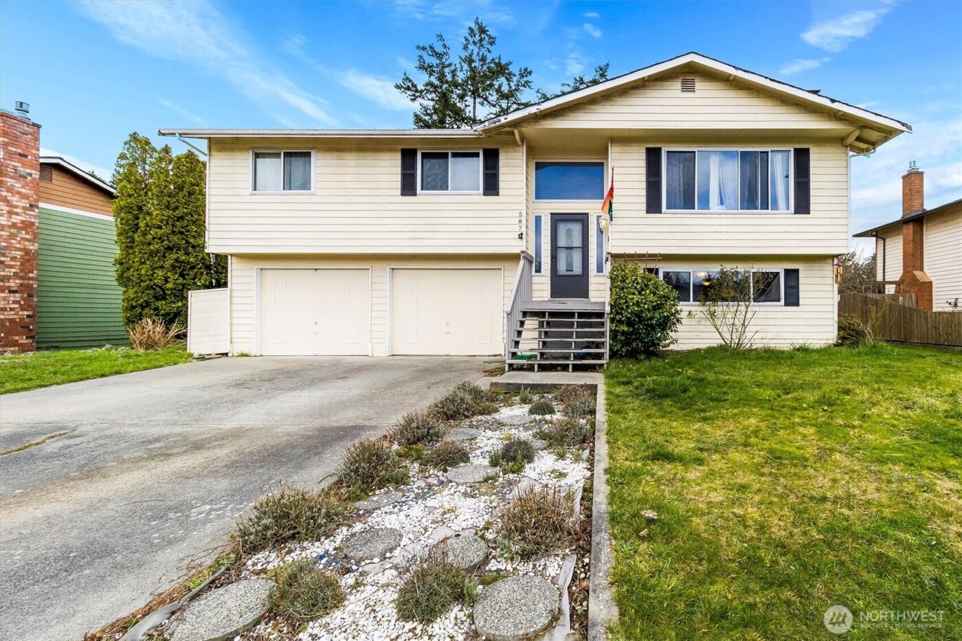 587 NW Fairhaven Drive , Oak Harbor, WA 98277