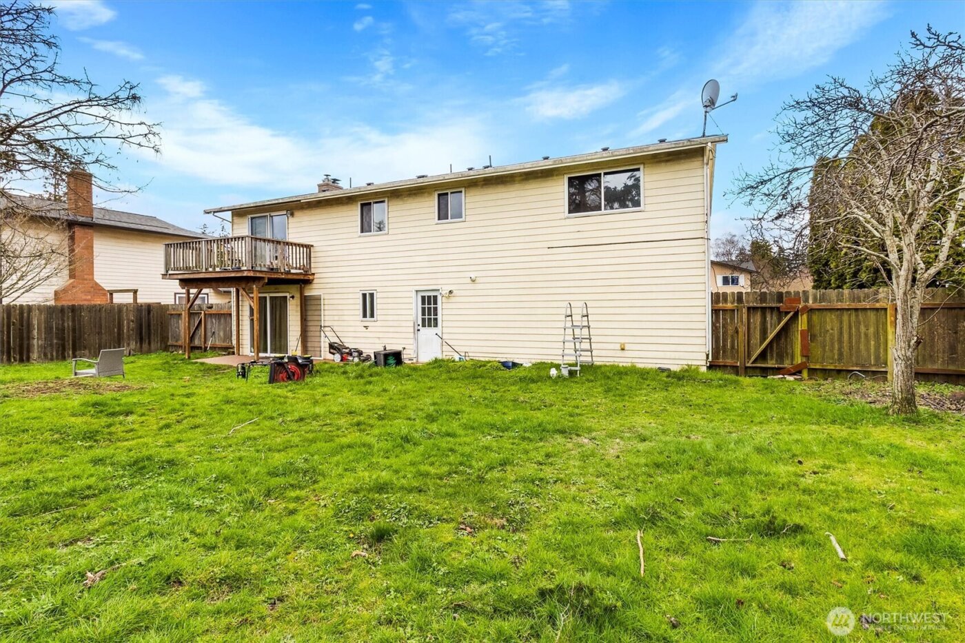 587 NW Fairhaven Drive , Oak Harbor, WA 98277