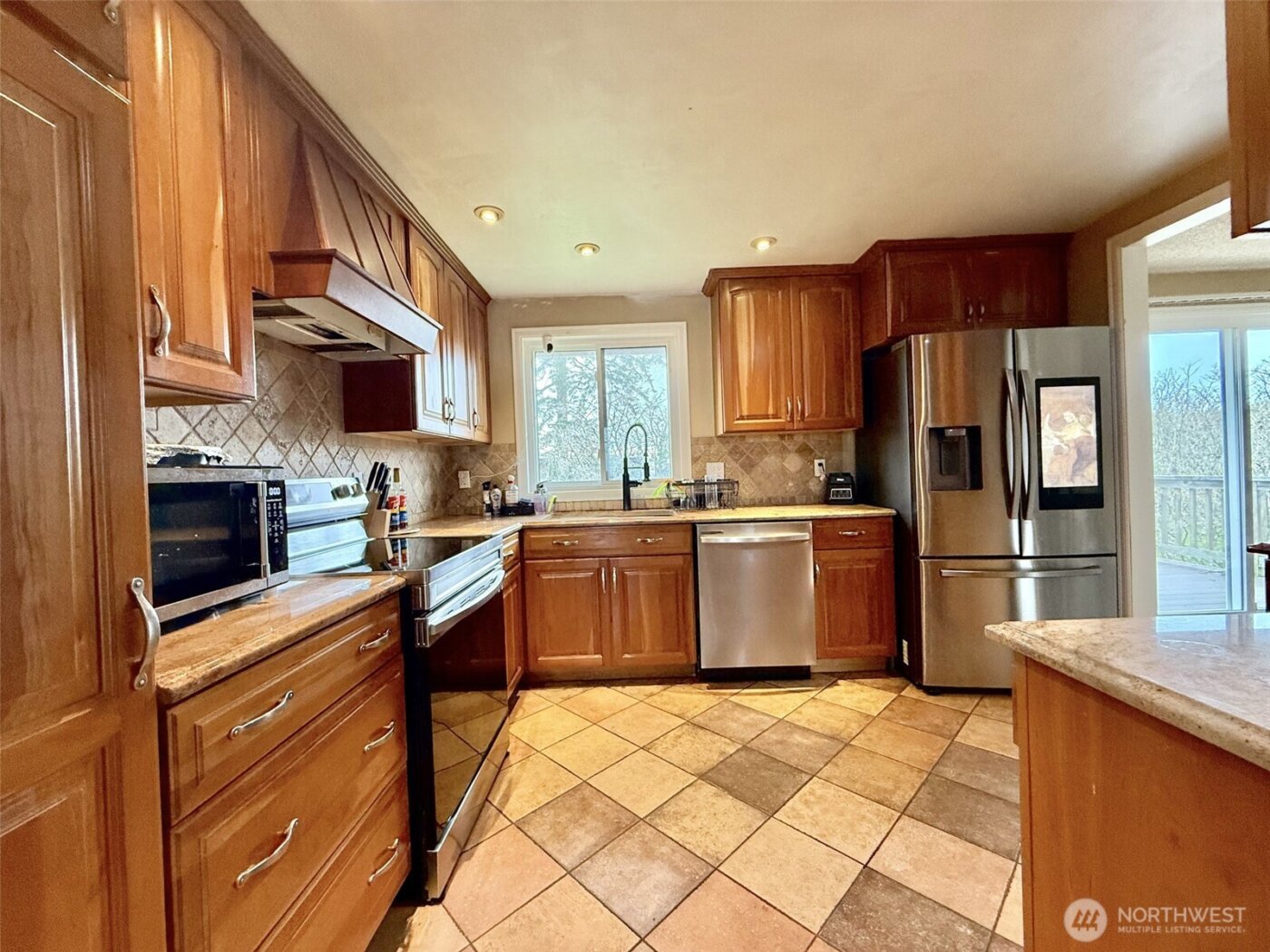 587 NW Fairhaven Drive , Oak Harbor, WA 98277