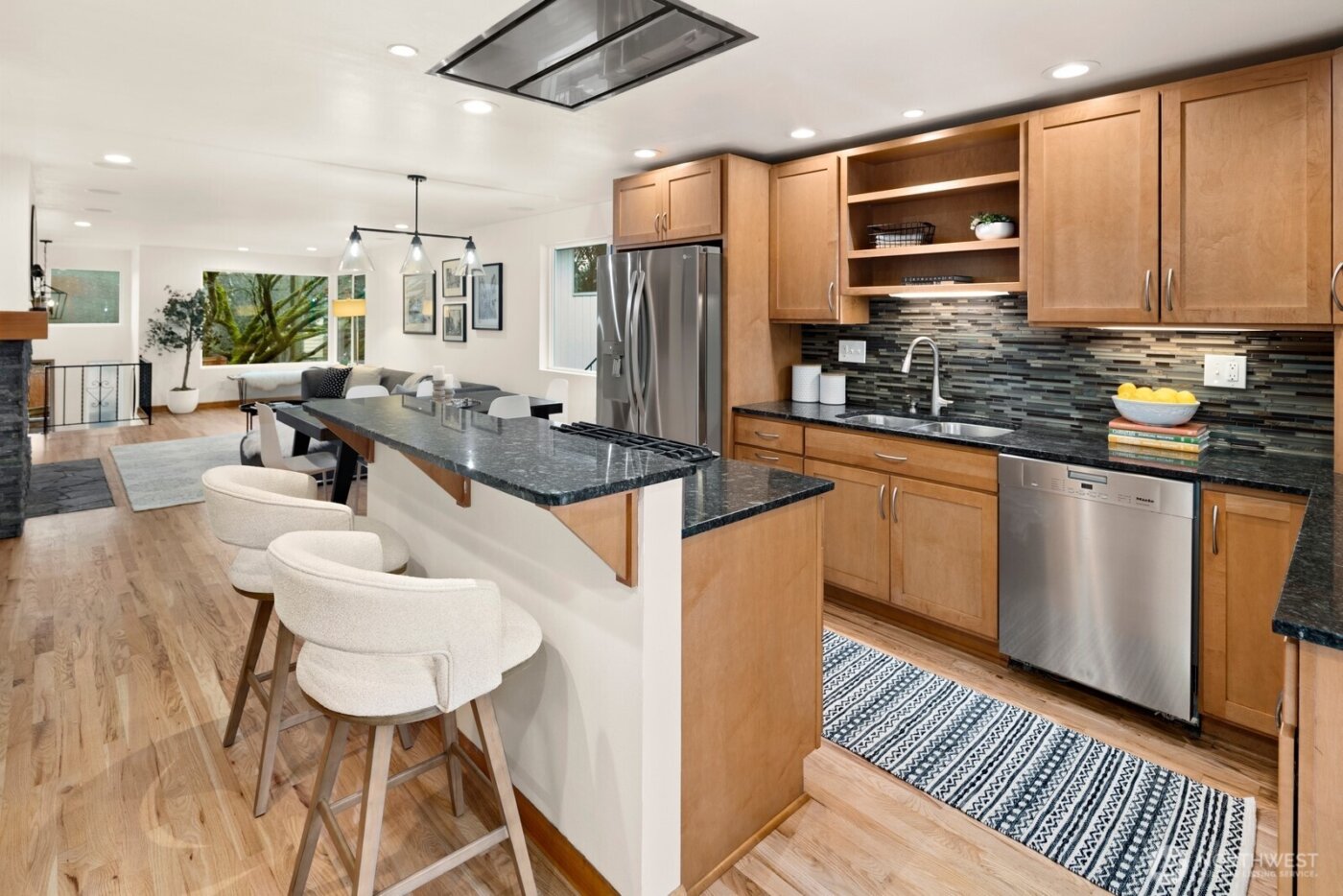 7038 Cleopatra Place NW, Seattle, WA 98117