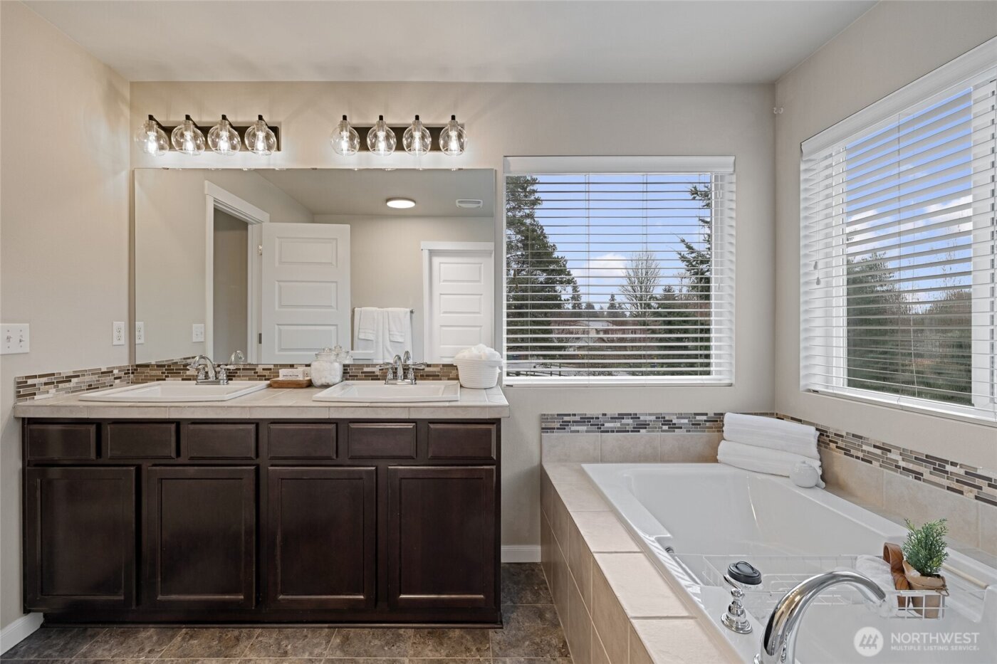 1016 207th Place SW, Lynnwood, WA 98036