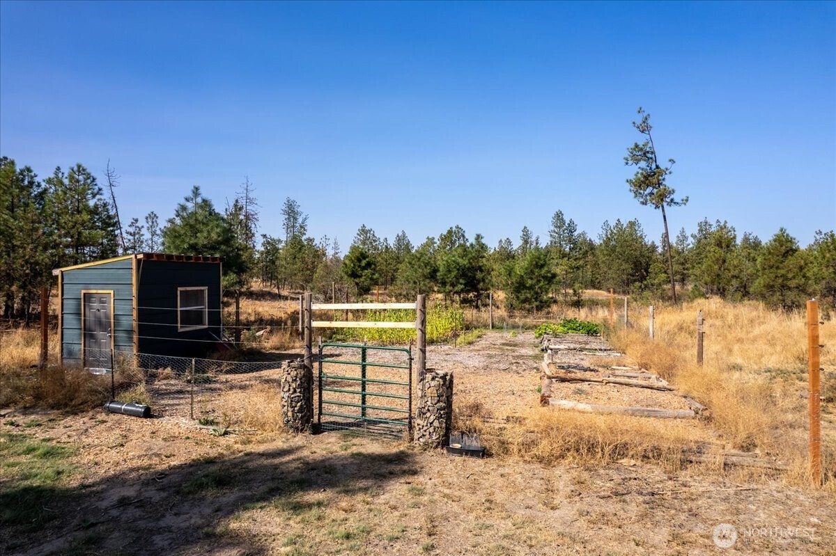 35000 Miles Creston Road N, Creston, WA 99117