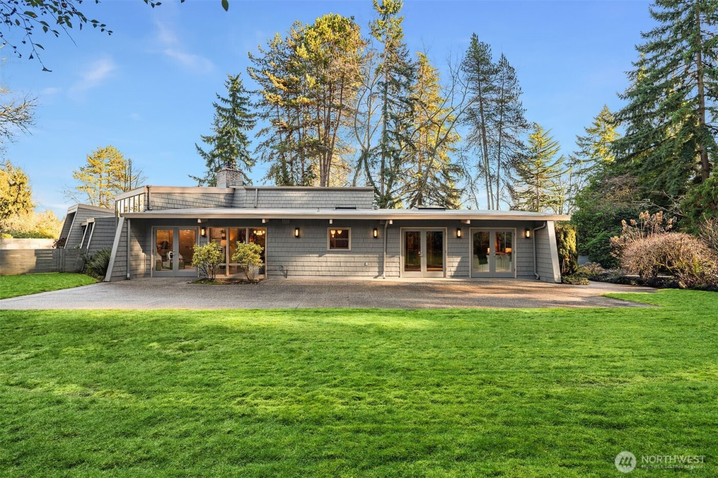 7816 NE 32nd Street , Medina, WA 98039