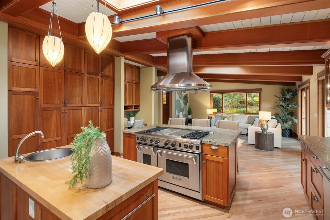 7816 NE 32nd Street , Medina, WA 98039