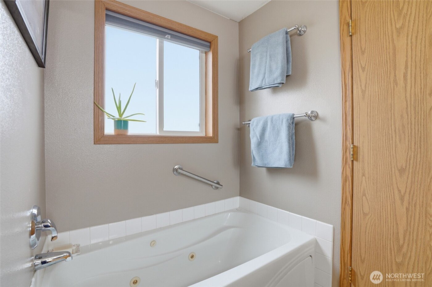 242 Adams Drive , Kelso, WA 98626