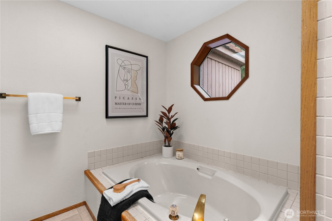 6008 Indian Trail NE, Tacoma, WA 98422