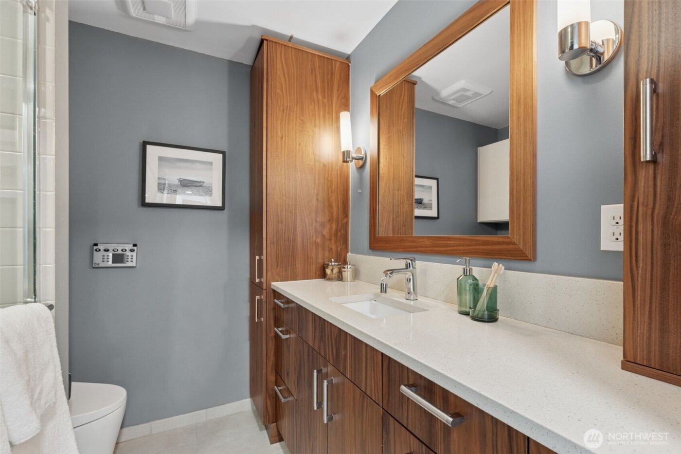 1600 43rd Avenue E #211, Seattle, WA 98112