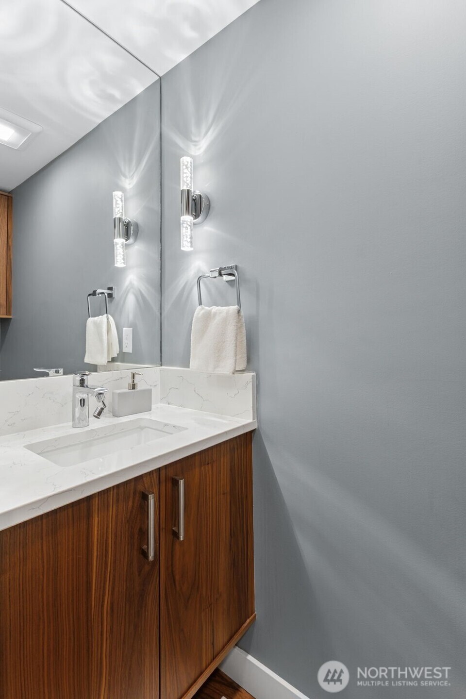 1600 43rd Avenue E #211, Seattle, WA 98112