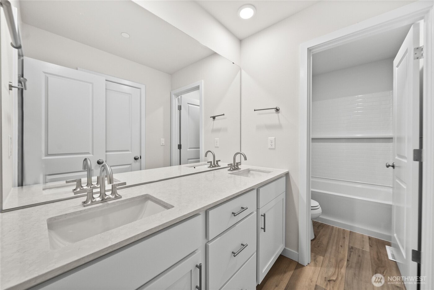 3923 McCormick Village Drive , Bremerton, WA 98312