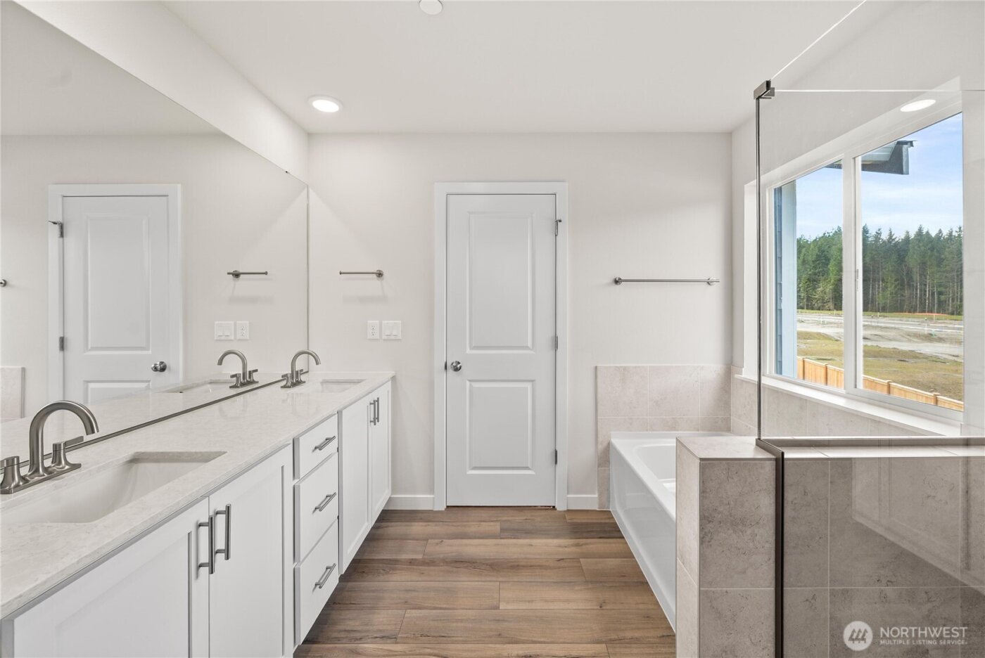 3923 McCormick Village Drive , Bremerton, WA 98312