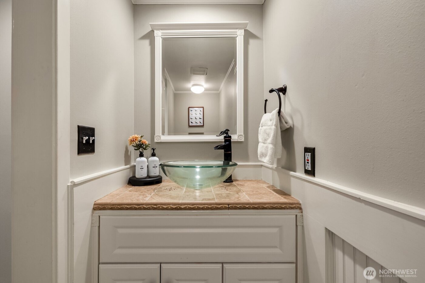 2420 8th Avenue N #201, Seattle, WA 98109