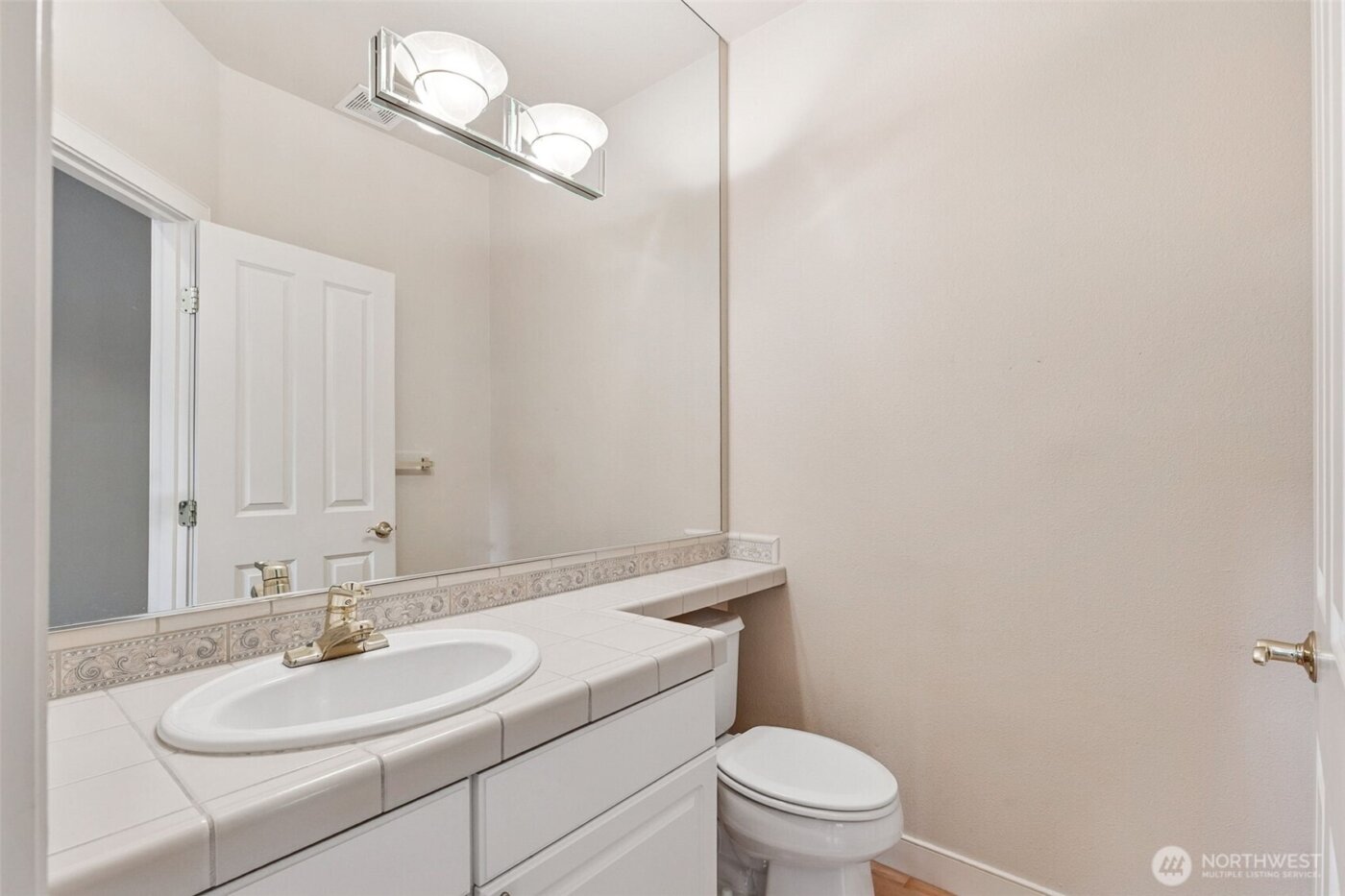 120 Newport Way NW #16, Issaquah, WA 98027