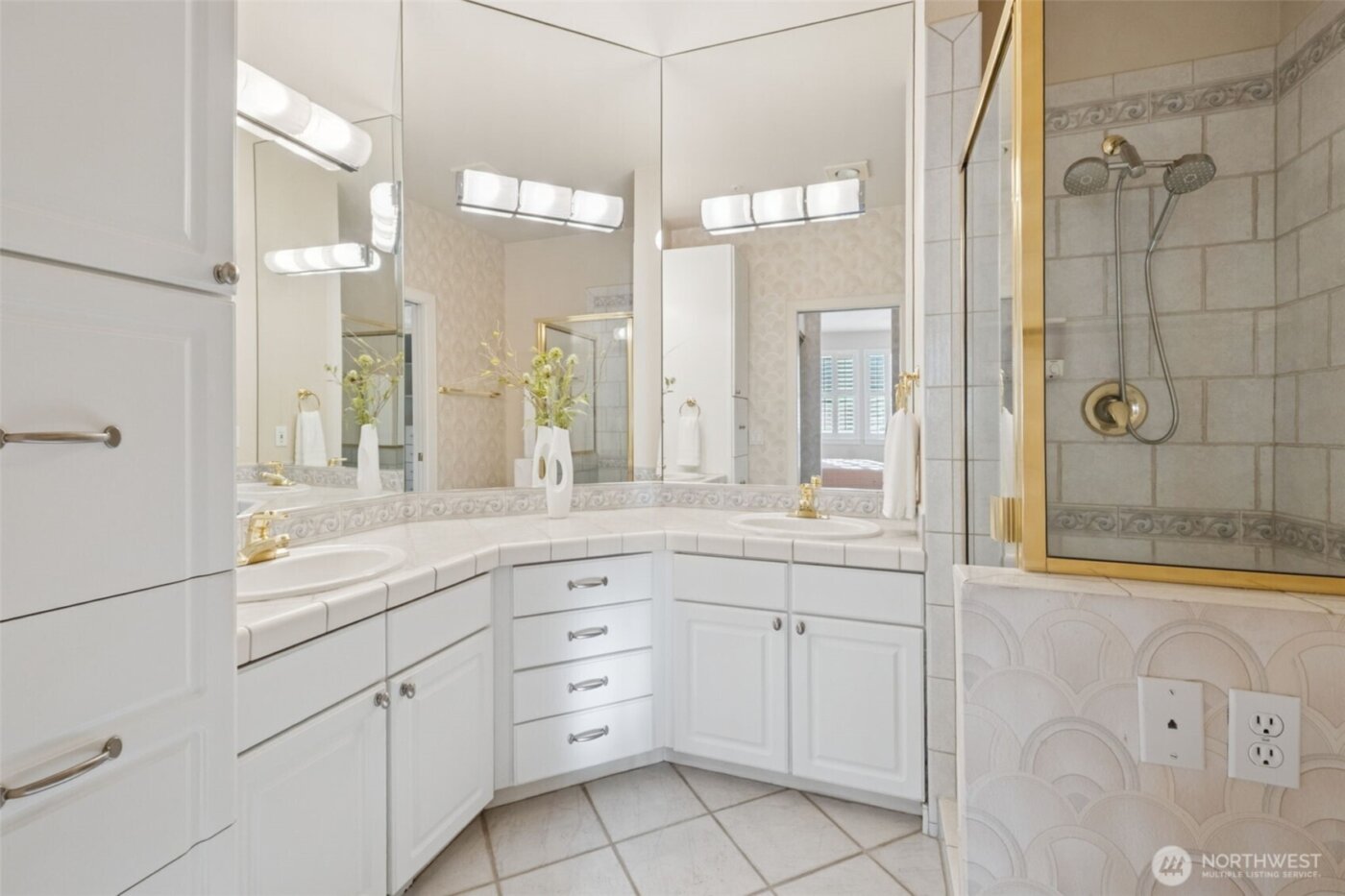120 Newport Way NW #16, Issaquah, WA 98027