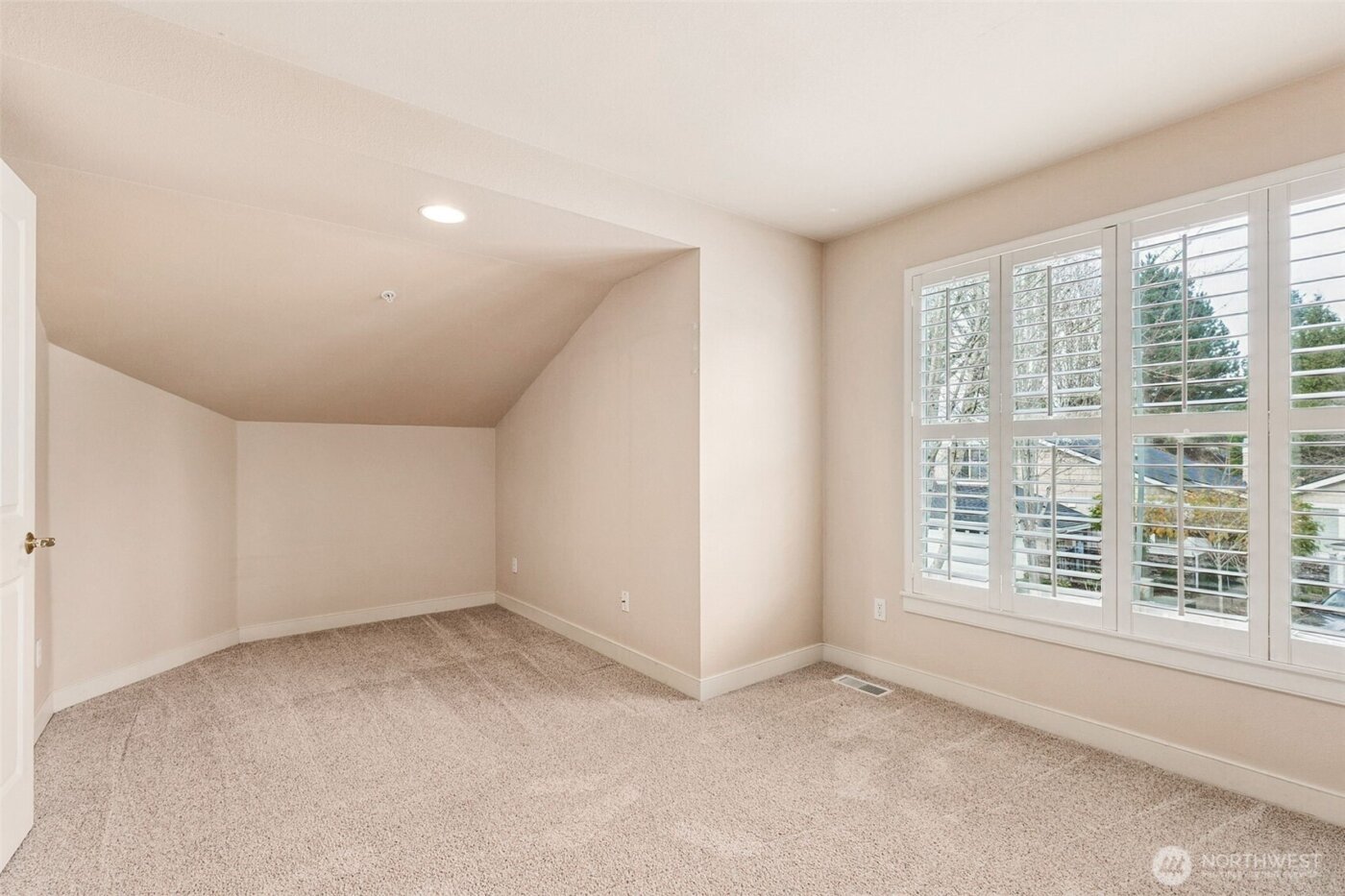 120 Newport Way NW #16, Issaquah, WA 98027
