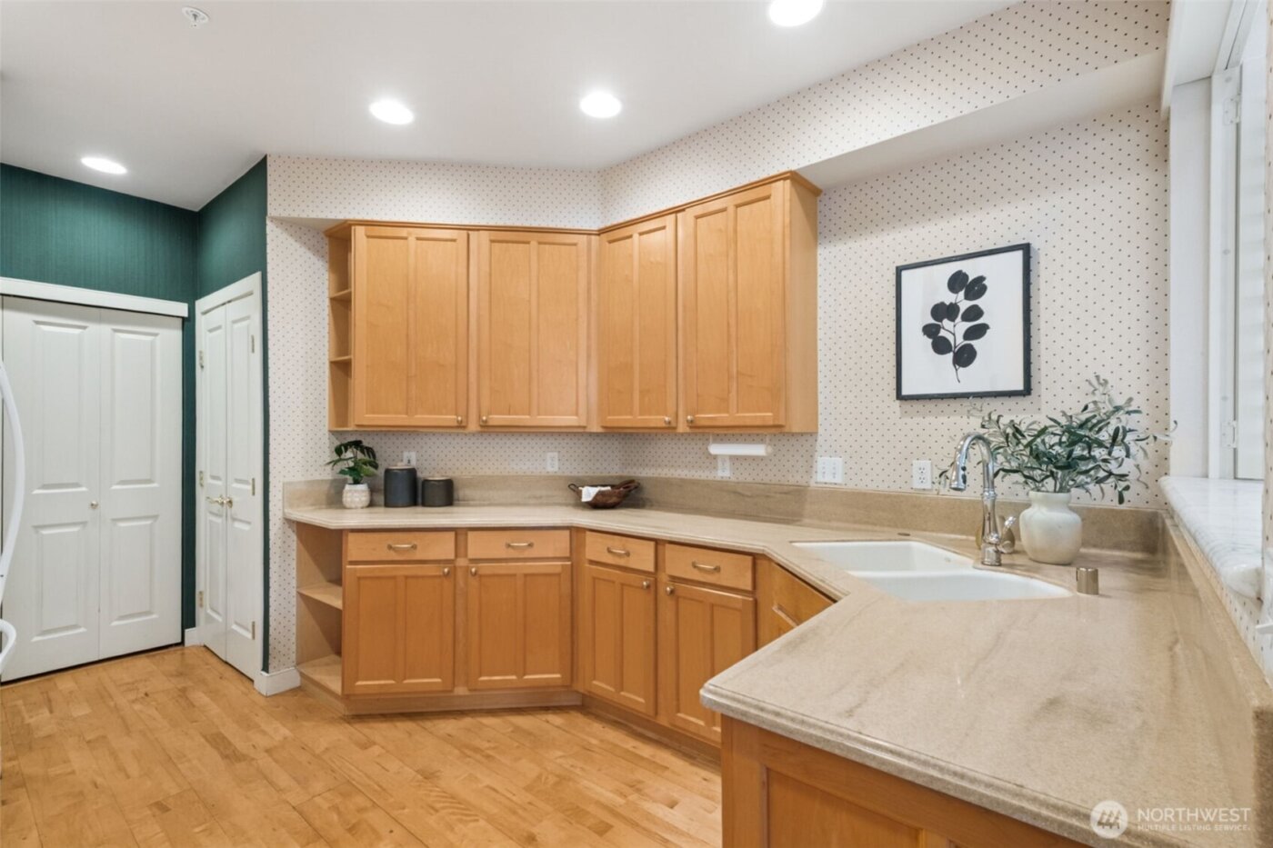 120 Newport Way NW #16, Issaquah, WA 98027