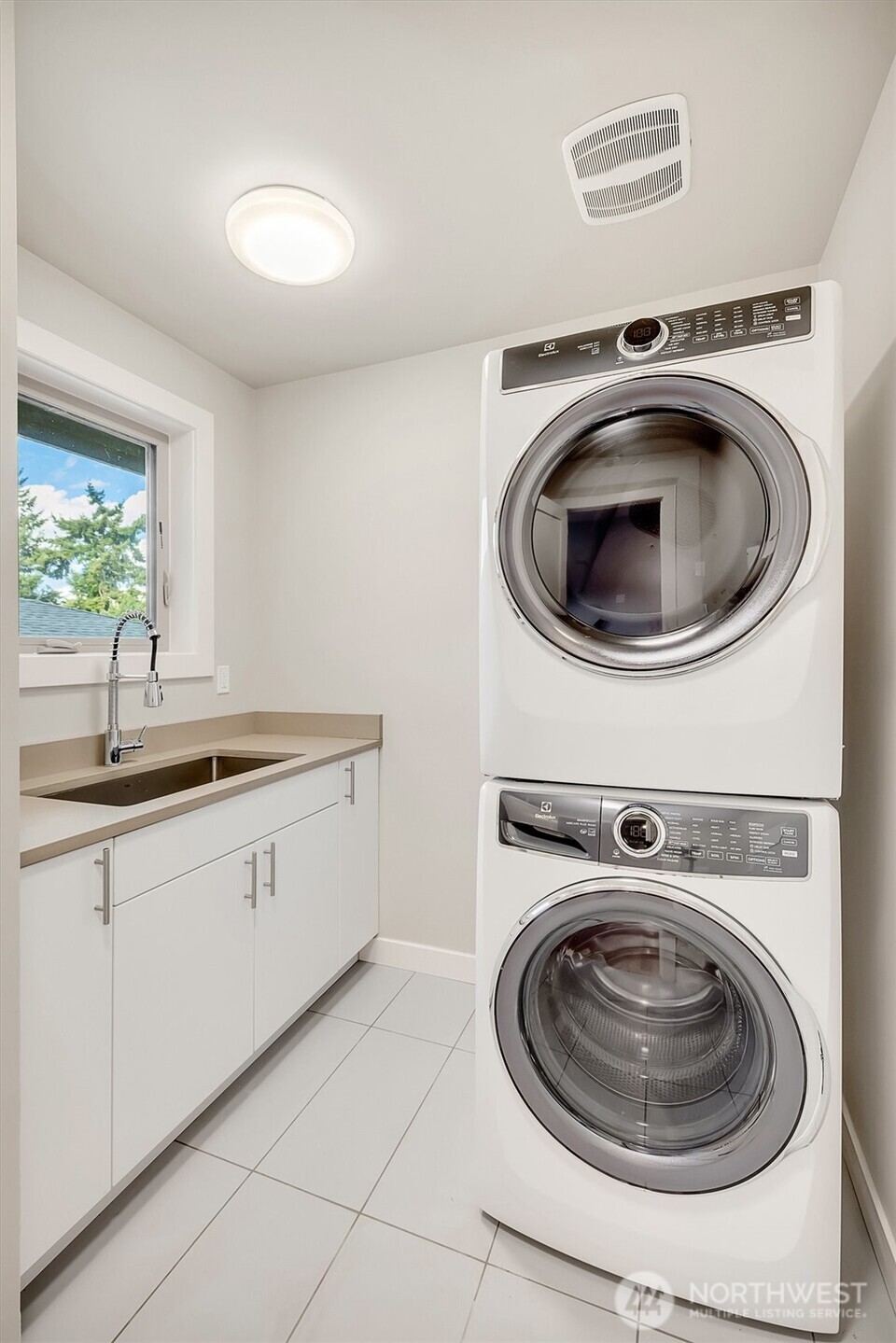 3629 35th Avenue W, Seattle, WA 98199-1612