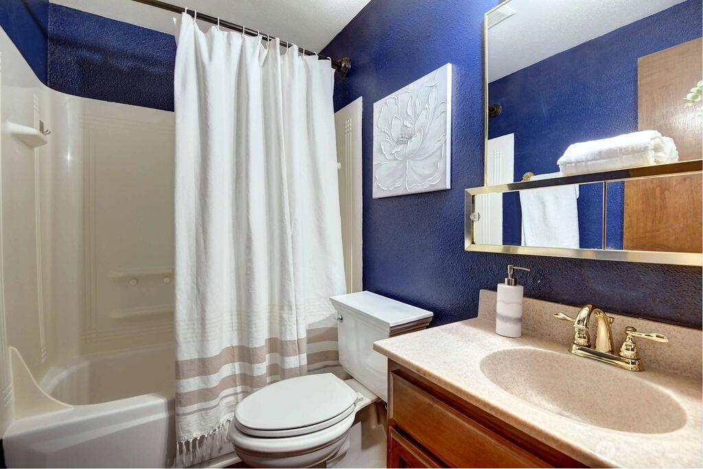 13045 15th Avenue NE #F7, Seattle, WA 98125