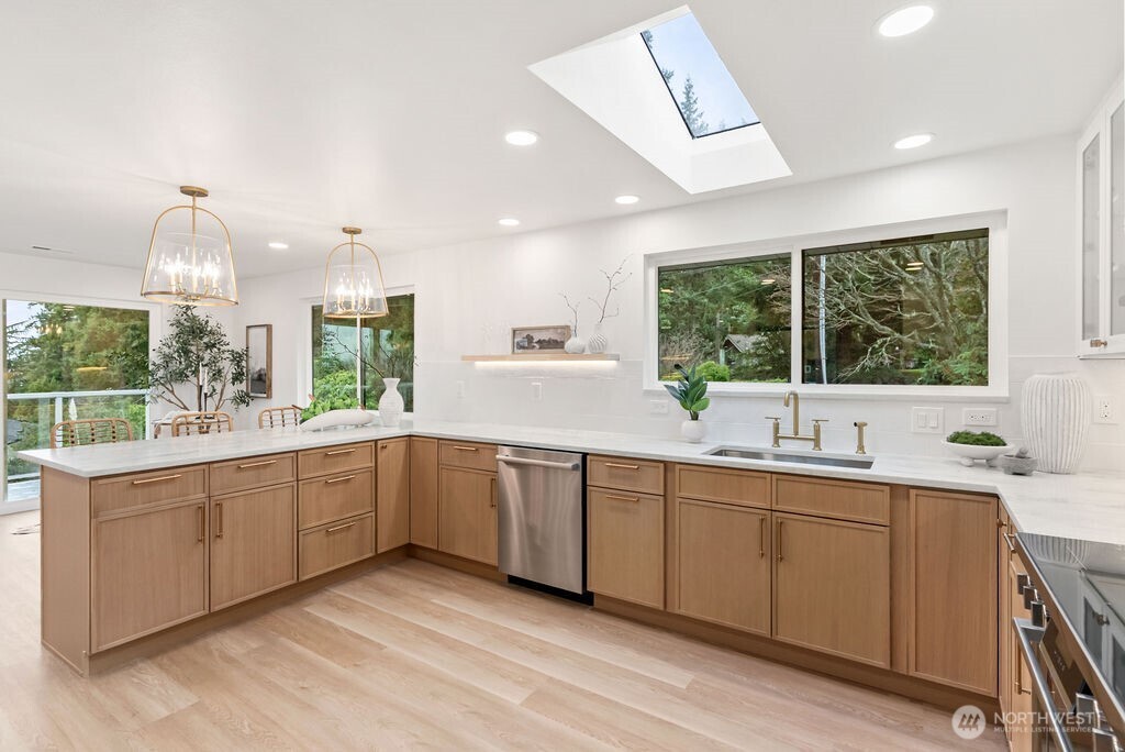 16858 76th Avenue W, Edmonds, WA 98026