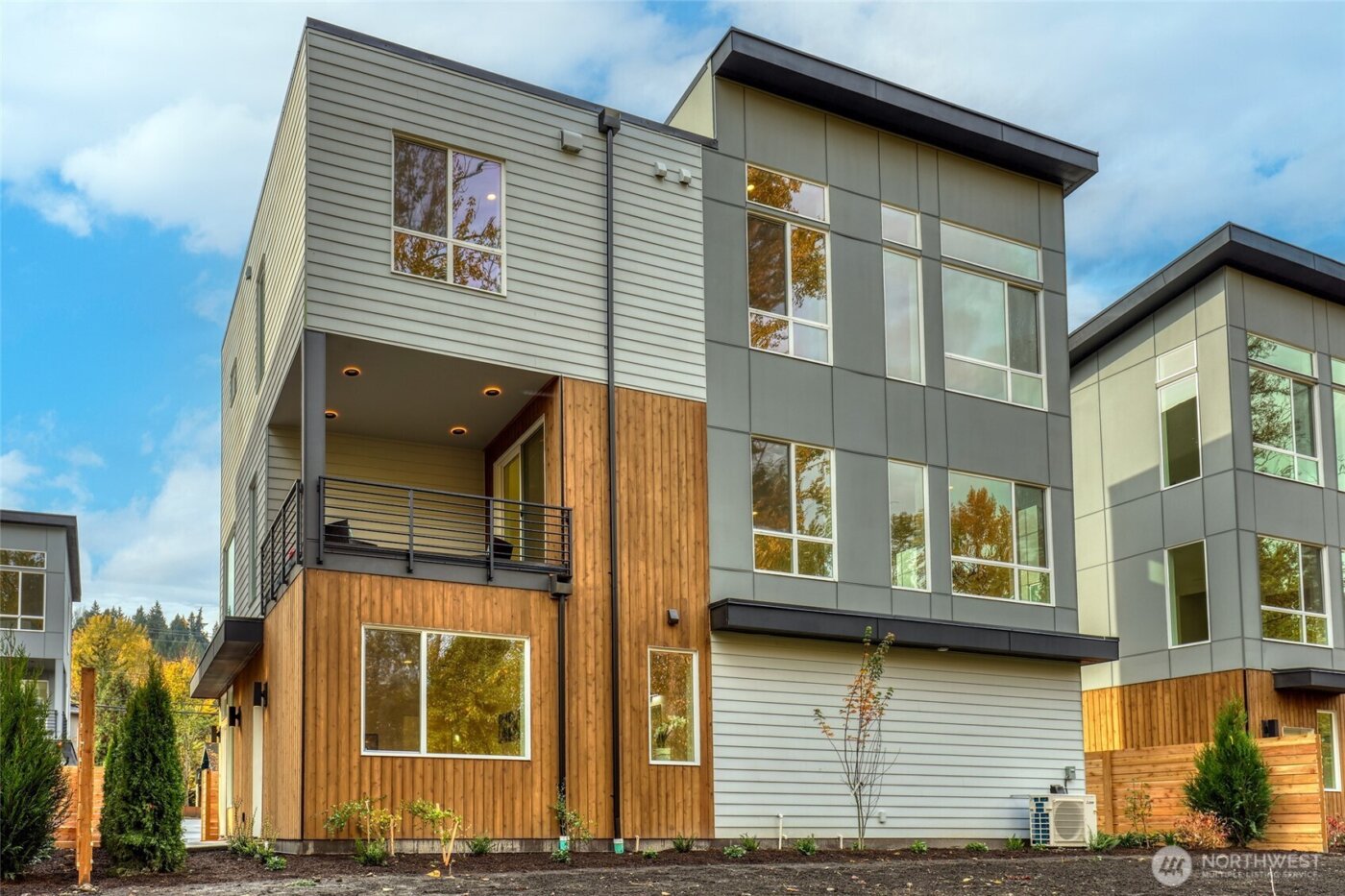 10626 E Riverside Dr , Bothell, WA 98011