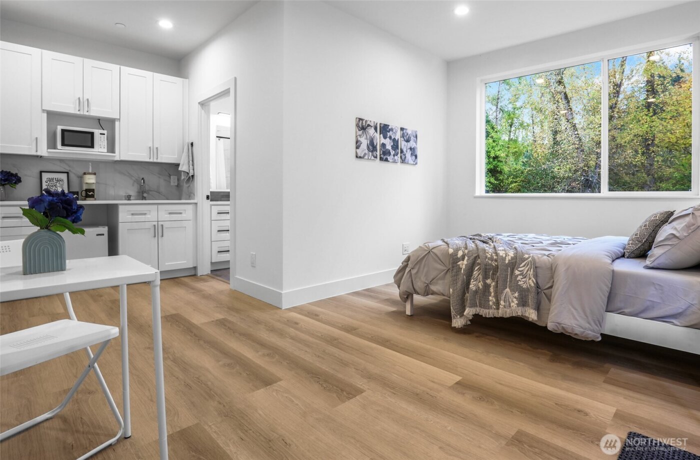 10626 E Riverside Dr , Bothell, WA 98011