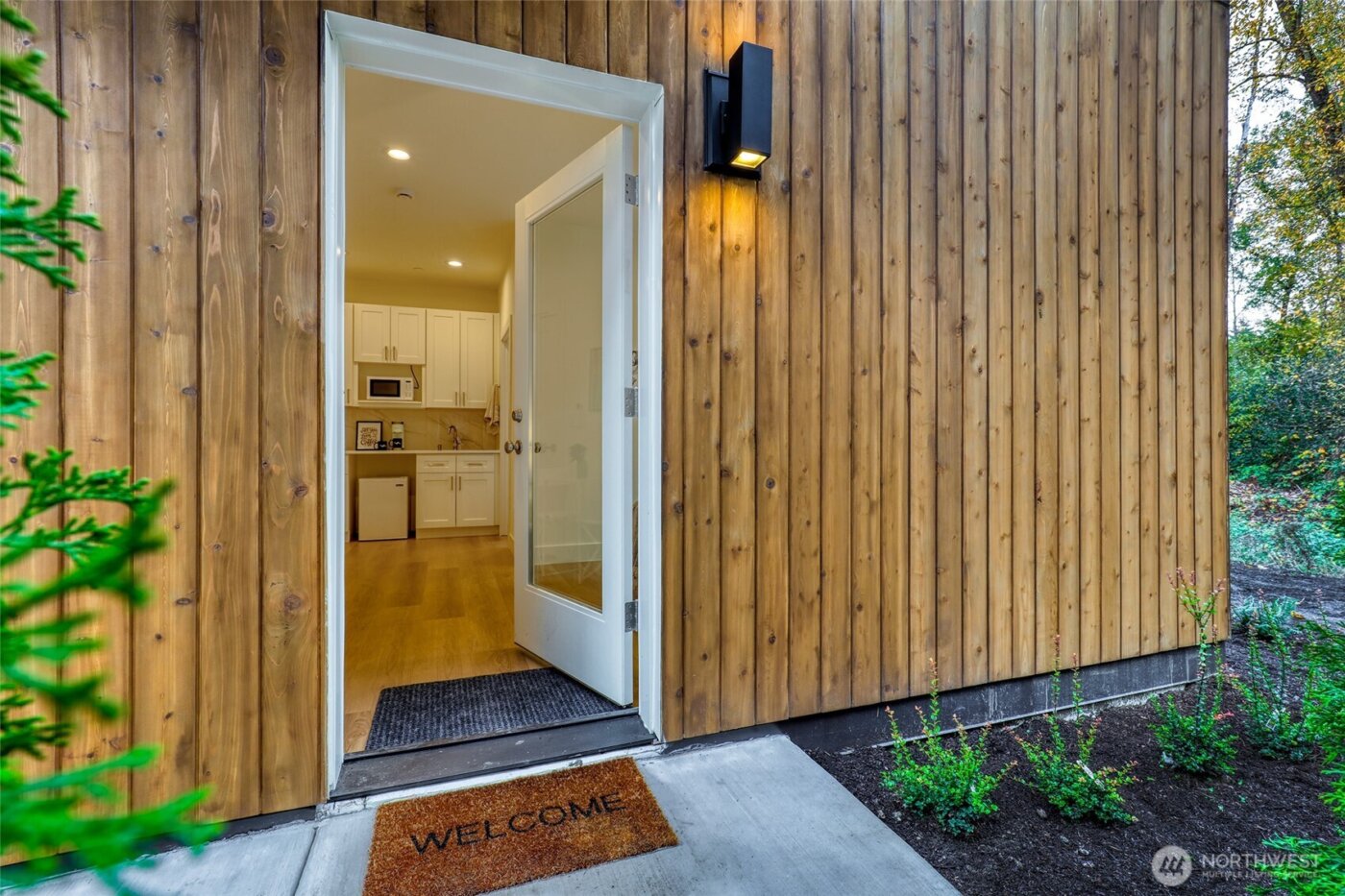 10626 E Riverside Dr , Bothell, WA 98011