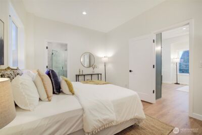 7008 Linden Avenue N, Seattle, WA 98103-5108 - Photo 18