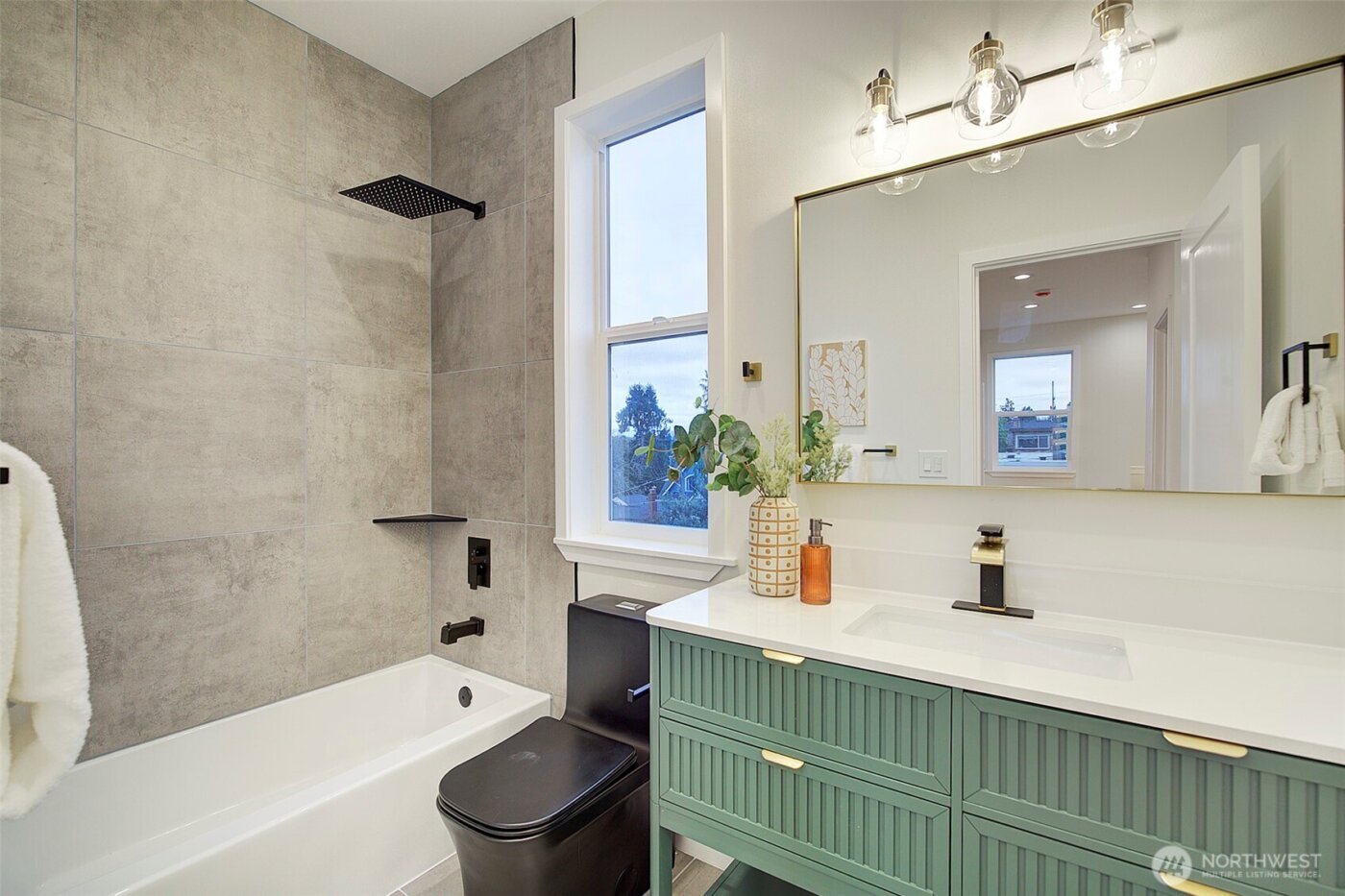 7008 Linden Avenue N, Seattle, WA 98103-5108