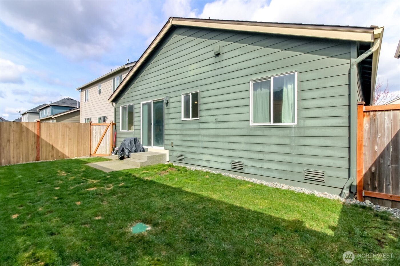 18408 Alpine Way E, Puyallup, WA 98374