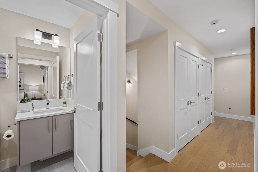 11223 NE 13th Lane , Bellevue, WA 98004