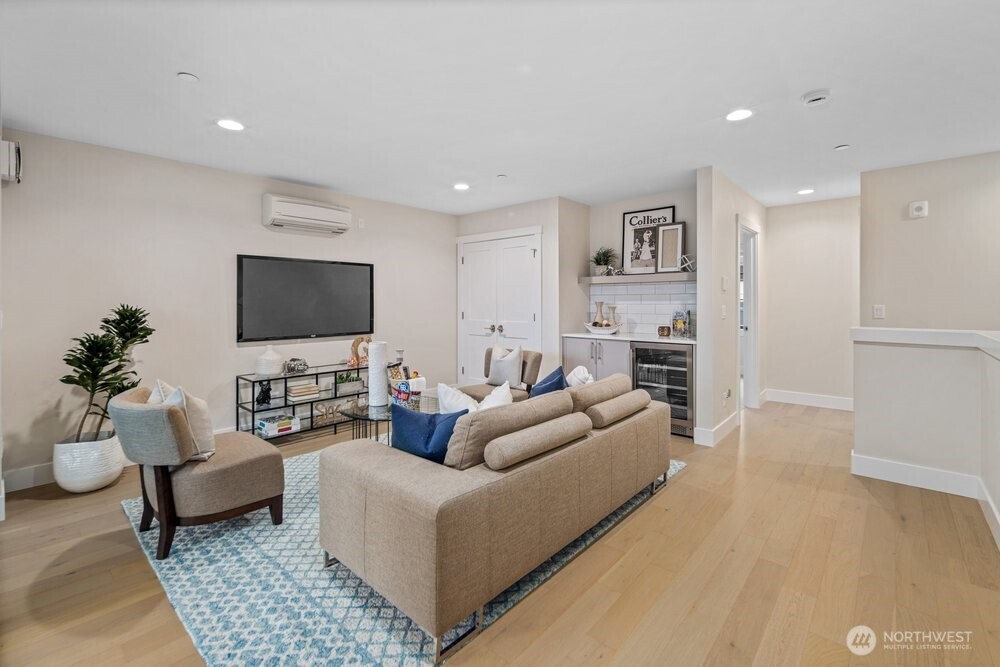 11223 NE 13th Lane , Bellevue, WA 98004