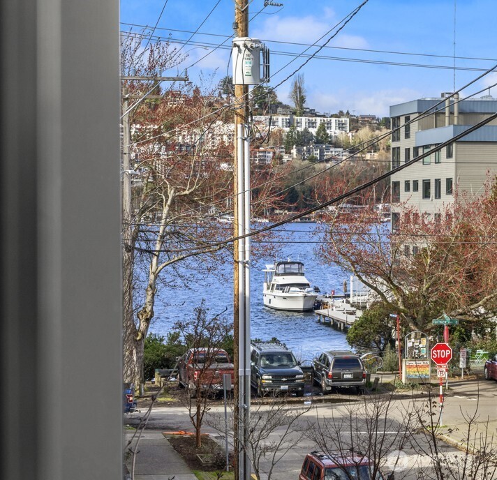 73 E Lynn St , Seattle, WA 98102-3429