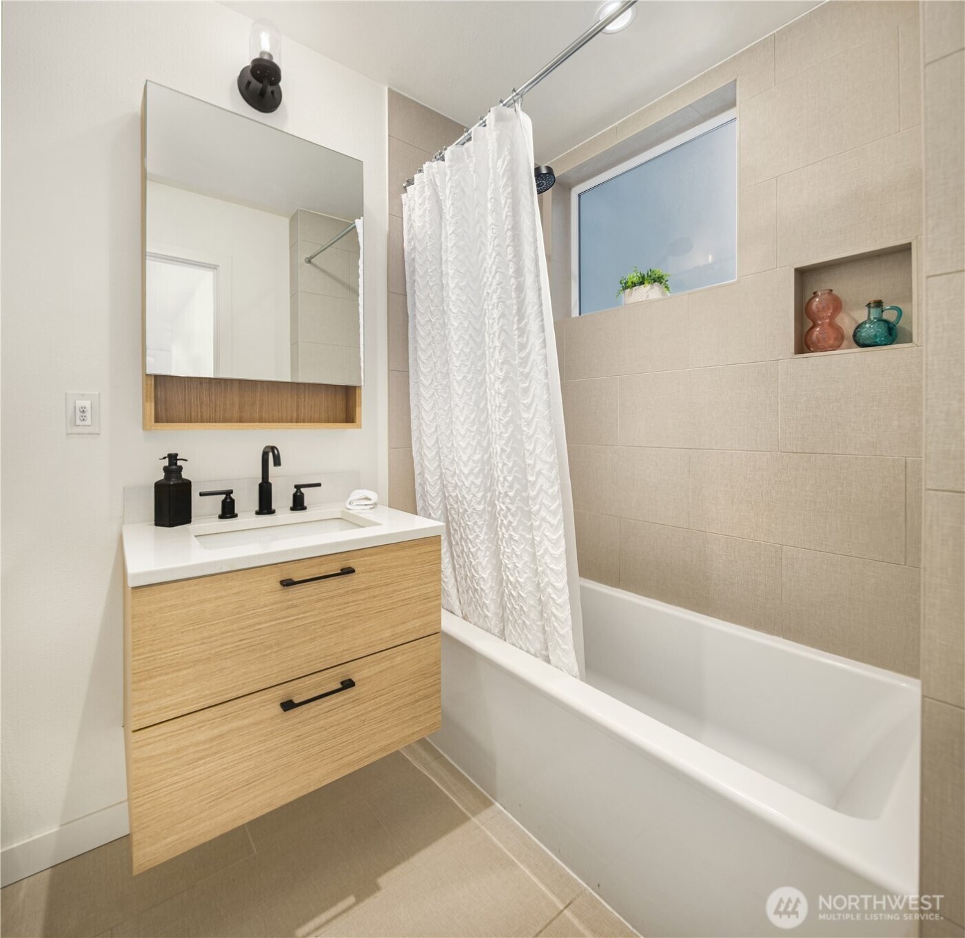 73 E Lynn St , Seattle, WA 98102-3429