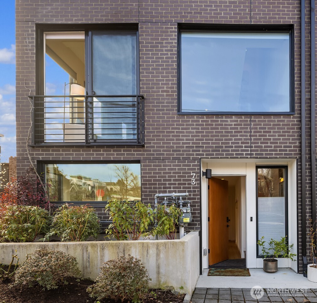 73 E Lynn St , Seattle, WA 98102-3429