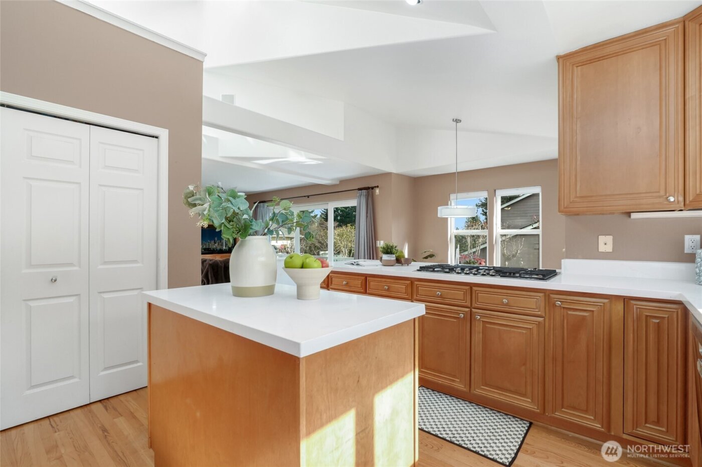 15920 NE 51st St , Redmond, WA 98052