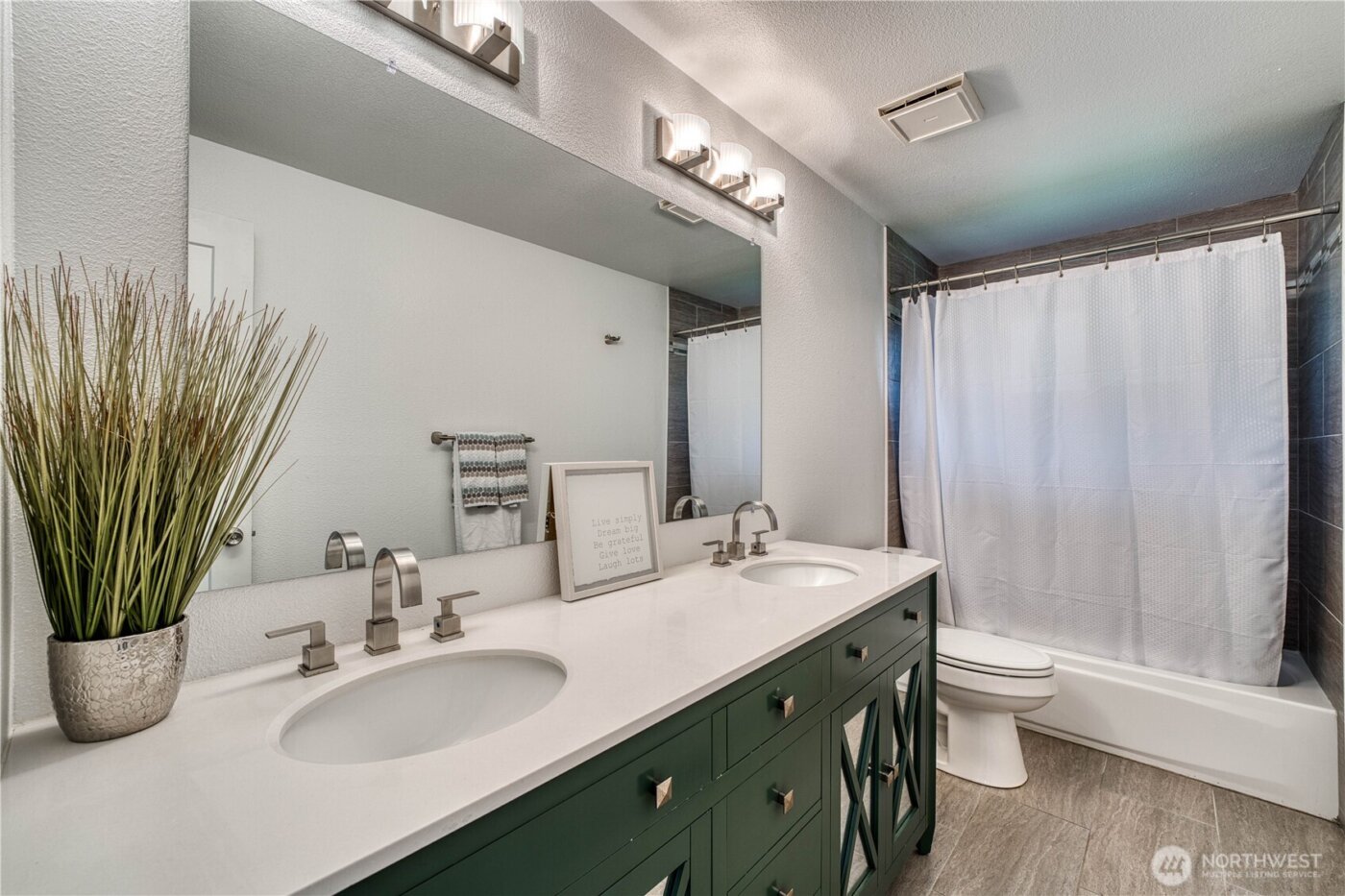 7048 NE Treemont Court , Bremerton, WA 98311