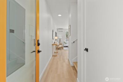 2374 Franklin Avenue E, Seattle, WA 98102 - Photo 2