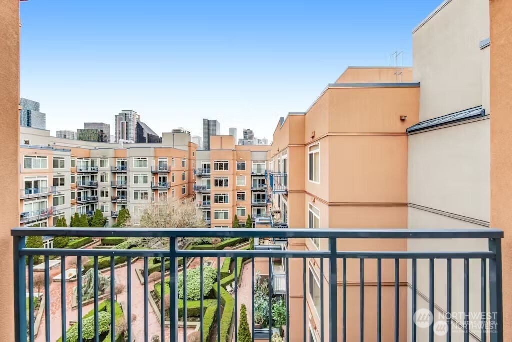 2414 1st Avenue #703, Seattle, WA 98121