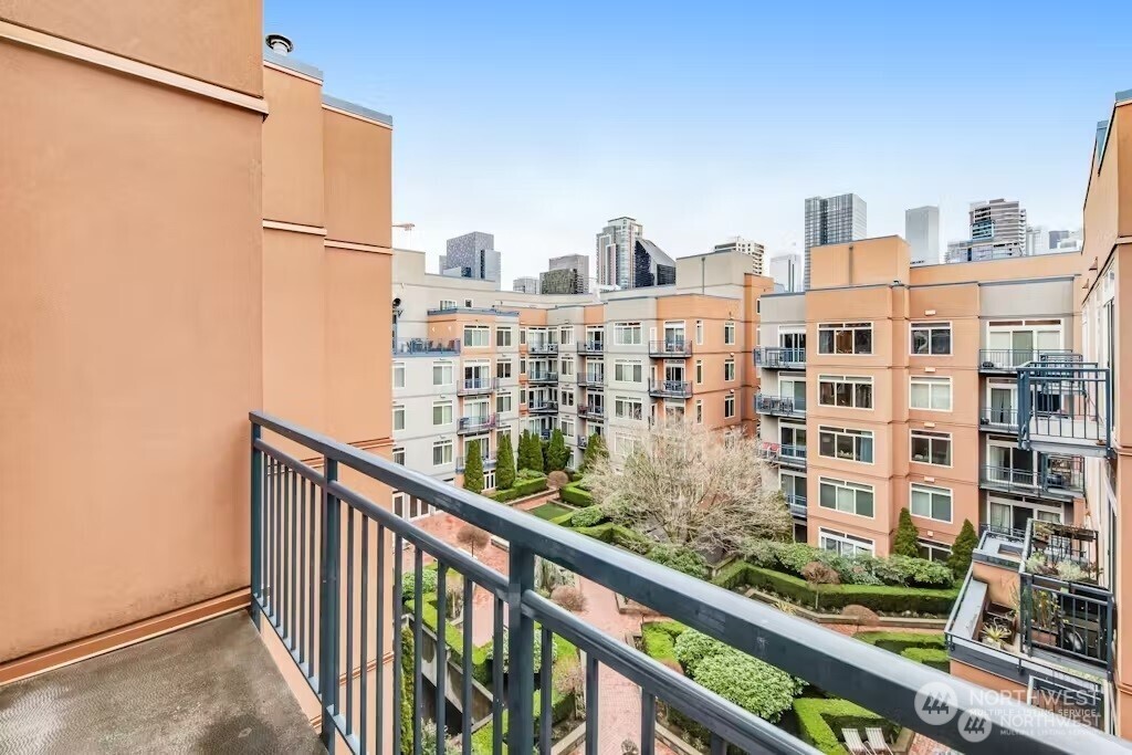 2414 1st Avenue #703, Seattle, WA 98121