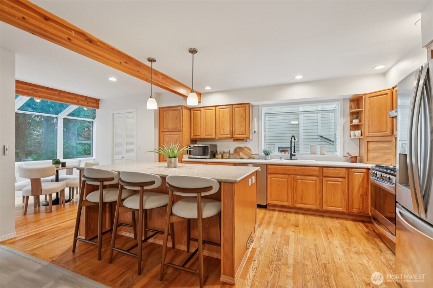 24320 SE 42nd Street , Sammamish, WA 98029-7552