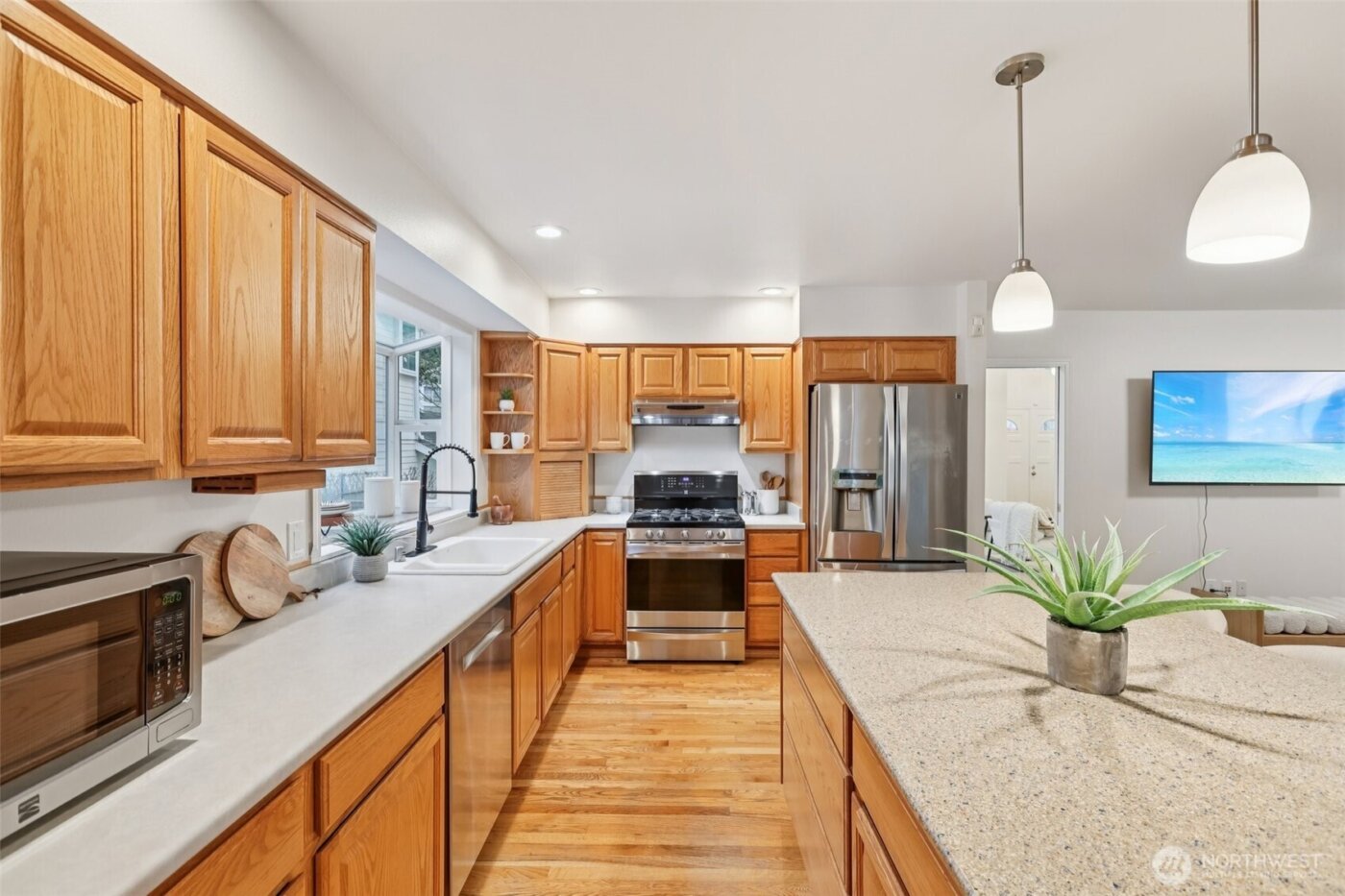 24320 SE 42nd Street , Sammamish, WA 98029-7552