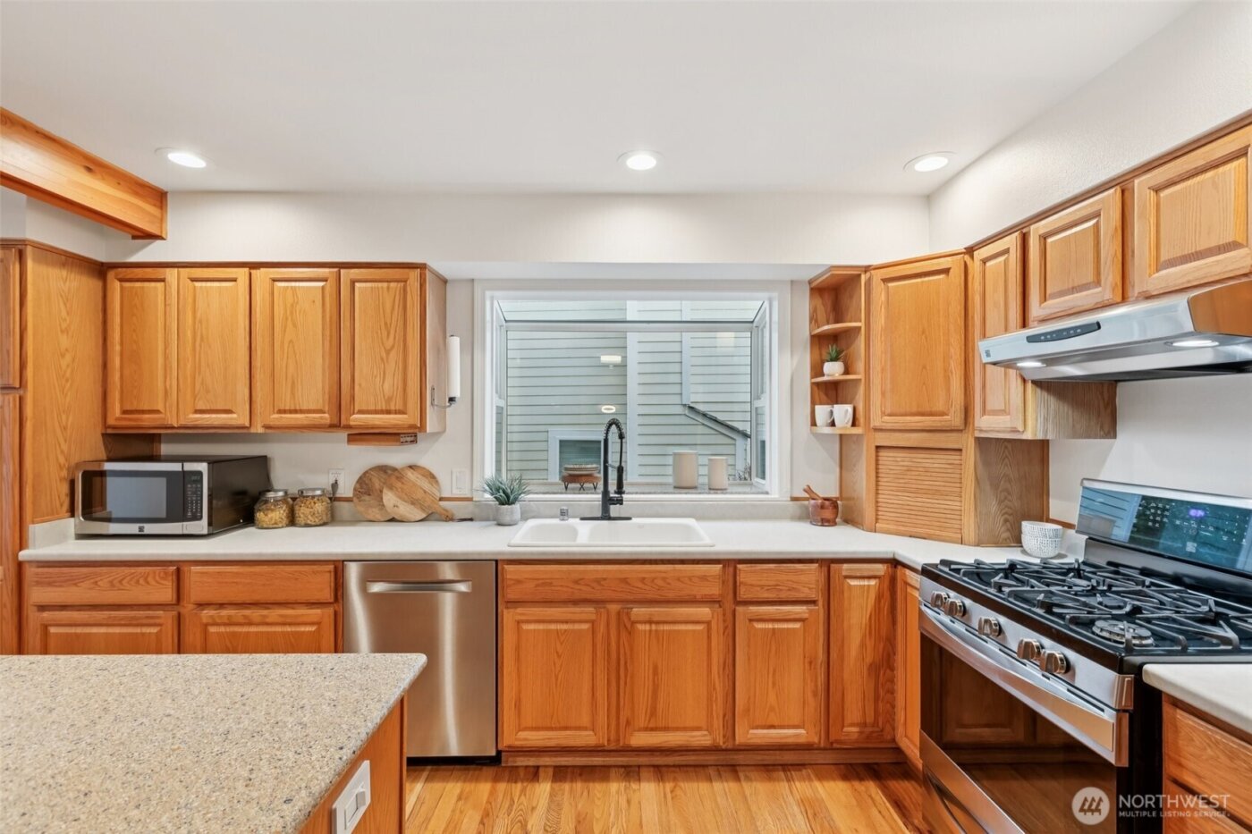 24320 SE 42nd Street , Sammamish, WA 98029-7552