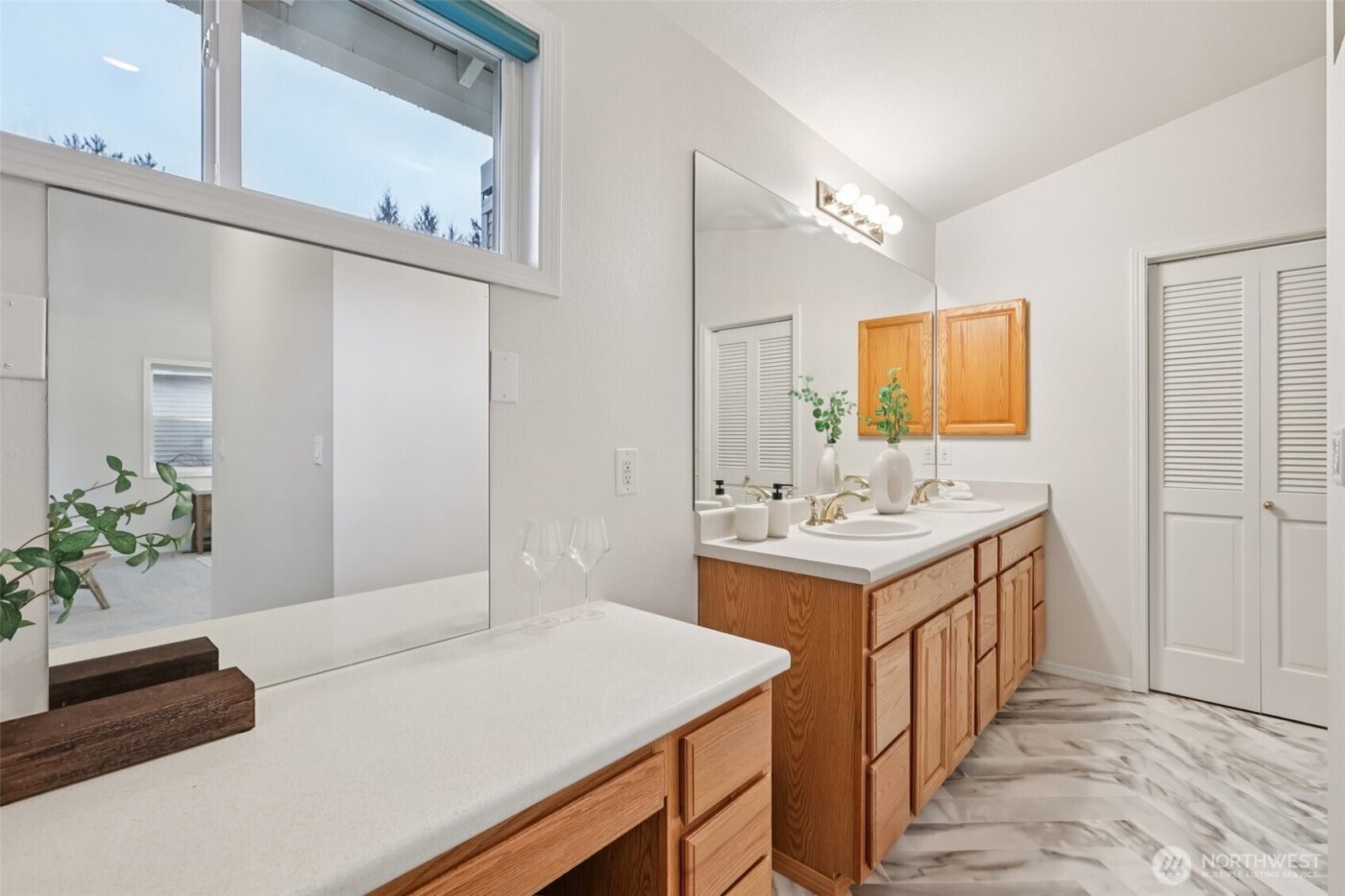 24320 SE 42nd Street , Sammamish, WA 98029-7552