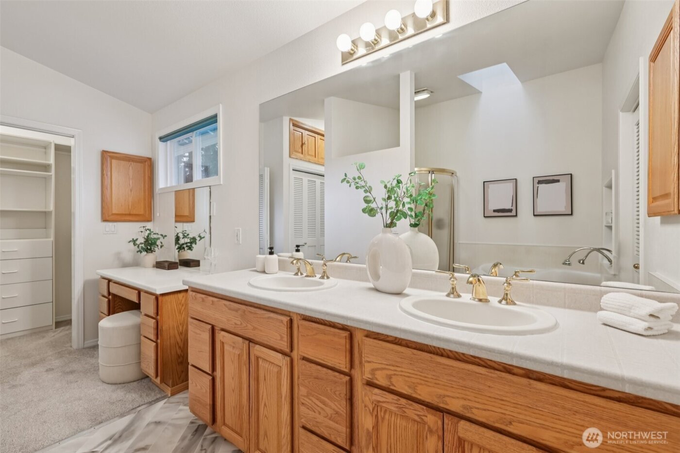 24320 SE 42nd Street , Sammamish, WA 98029-7552