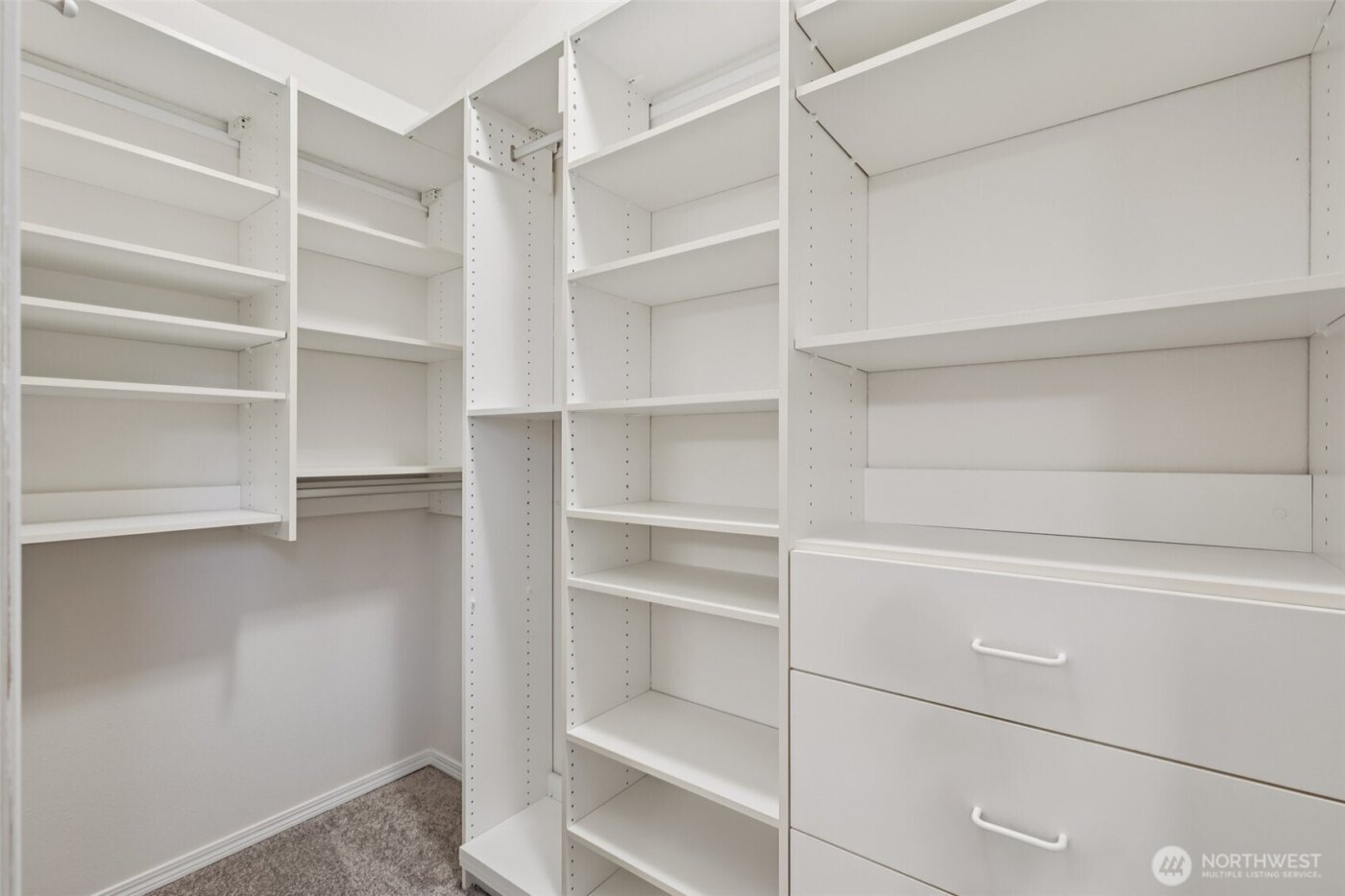 24320 SE 42nd Street , Sammamish, WA 98029-7552