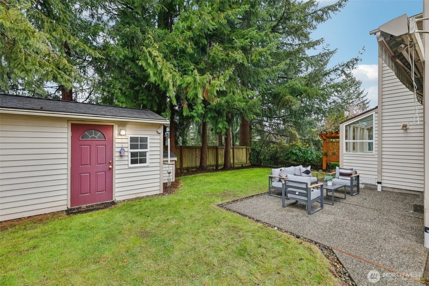 24320 SE 42nd Street , Sammamish, WA 98029-7552